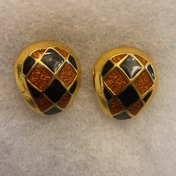 💜Vintage Gold Tone Enamel High End Designer runway clip on earrings - Picture 3 of 5